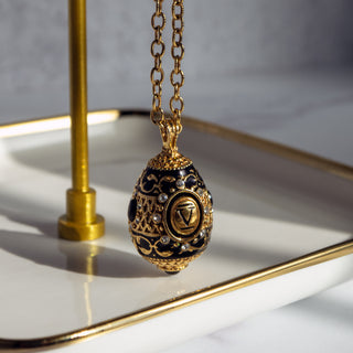 Joan Rivers Vintage Roman Numeral V Egg Pendant Necklace