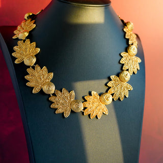 DAUPLAISE Signed Vintage 1980s-90s Extra Large Gold Tone Leaf Shaped Statement Collar Necklace