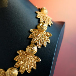 DAUPLAISE Signed Vintage 1980s-90s Extra Large Gold Tone Leaf Shaped Statement Collar Necklace