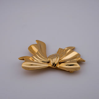 Vintage Sculpted Ribbon Bow Brooch in Goldtone Finish