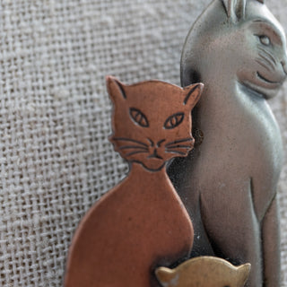 Elegant Cats Tri Color Metal Vintage Brooch MCM Cat Family Pin